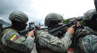 Militares armados con fusiles se forman en fila antes de ingresar a un pabellón y asegurar el perímetro, en la Penitenciaría del Litoral.