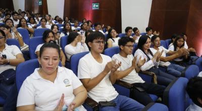 Estudiantes en una reunión con el presidente Daniel Noboa en Machala el 14 de febrero de 2024.