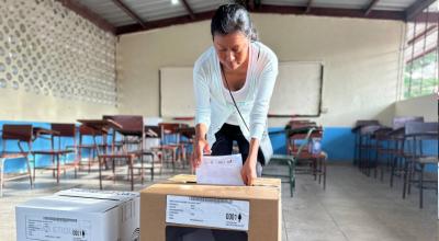 Una mujer deposita su voto en las elecciones de 2023.