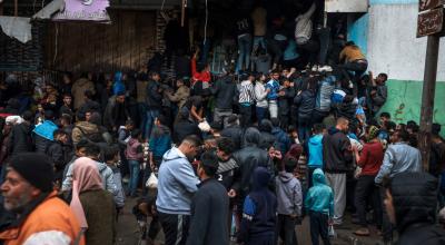 Miles de palestinos se agolpan en una panadería de Rafah, sur de Gaza, el 15 de febrero de 2024.