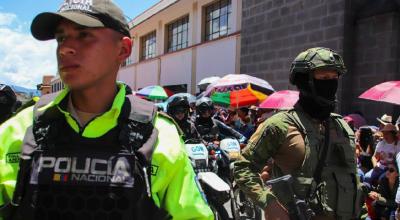 Militares y policías en un operativo en Quito el 13 de febrero de 2024.