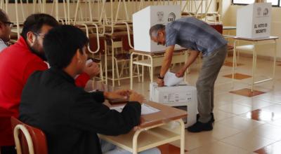 Imagen referencial de un ciudadano votando en las pasadas elecciones, Quito, octubre de 2023.