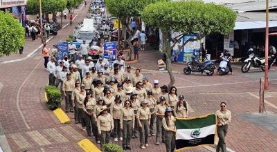 Guardaparques y vehículos en el desfile por los 51 años de provincialización de Galápagos el 16 de febrero de 2024.