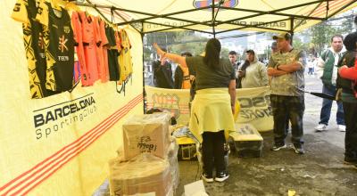 Hinchas de Barcelona SC se acercan al estadio Atahualpa para comprar las entradas para la Noche Amarilla, el 22 de febrero de 2024. 