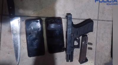 Armas y celulares fueron decomisados después de una persecución policial en Durán, donde se logró herir a un delincuente y detener a otro.