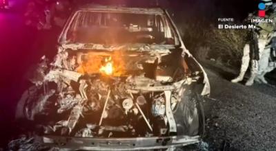 Vista frontal del vehículo incendiado tras un ataque contra migrantes en Sonora, México, el 15 de febrero de 2024.
