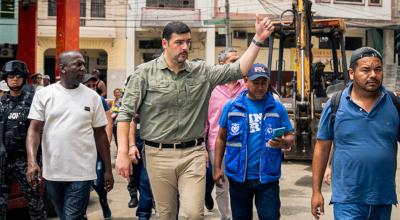 El alcalde de Guayaquil, Aquiles Alvarez, en un recorrido para supervisar obras en la isla Trinitaria y la calle de Noguchi, en diciembre de 2023.
