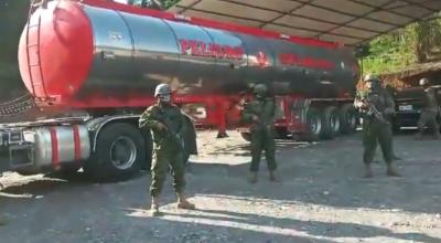 Militares decomisan combustible de un centro de acopio ilegal en el cantón Joya de los Sachas, Orellana, el 19 de febrero de 2024.