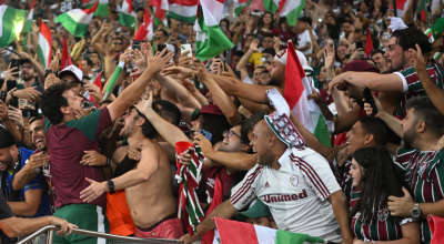 El entrenador de Fluminense se abraza con los hinchas en el estadio Maracaná, el 4 de noviembre de 2024.