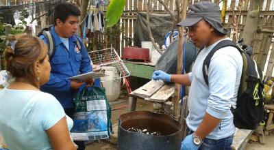 Brigadistas del Ministerio de Salud en un operativo contra criaderos de mosquitos.