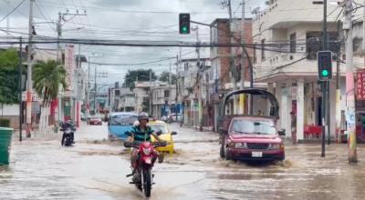 Las calles de Chone, en Manabí, quedaron cubiertas por las inundaciones, el 20 de febrero de 2024.