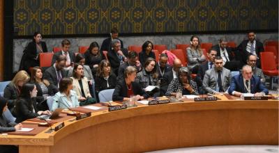 La embajadora de Estados Unidos ante la ONU, Linda Thomas-Greenfield, escucha mientras el embajador de Argelia ante la ONU, Amar Bendjama, habla durante una reunión del Consejo de Seguridad de la ONU sobre la guerra entre Israel y Hamas, en la sede de la ONU en la ciudad de Nueva York el 20 de febrero de 2024. 