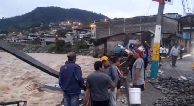 Moradores del barrio Malecón Alto, en el cantón Echeandía, en Bolívar, en la zona donde un río arrastró cinco viviendas, el 20 de febrero de 2024.