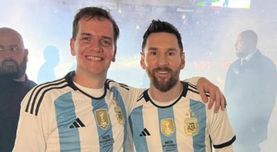 El actor argentino Jero Freixas y Lionel Messi en el partido de despedida de Maxi Rodríguez, el 26 de junio de 2023.