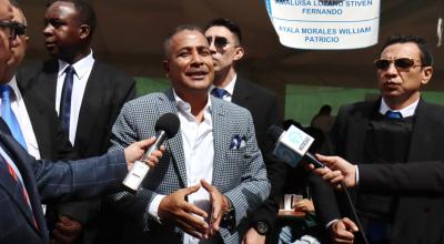 El candidato Bolívar Armijos ofrece declaraciones tras votar en Quito.