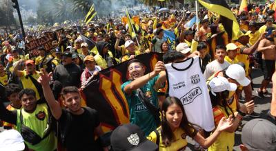 Hinchas de Barcelona SC llegan al estadio Atahualpa, el 24 de febrero de 2024, para la Noche Amarilla. 