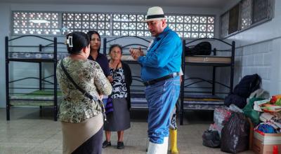 Familias de Posorja afectadas por las inundaciones permanecen en un albergue municipal de Guayaquil.