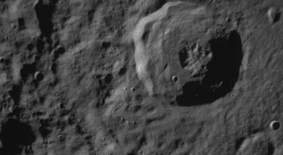 Vista frontal del crácter de la Luna,  Bel'kovich K, captado por el módulo Odiseo, el 22 de febrero de 2024.