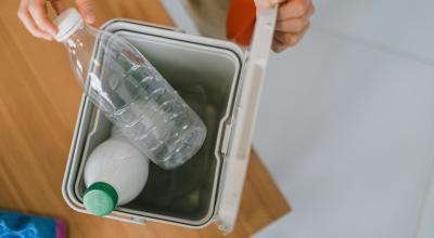 Imagen referencial de una persona separando desechos plásticos.