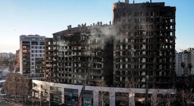 Bomberos inspeccionan la fachada principal de los edificios incendiados en Valencia, España, el 22 de febrero de 2024.