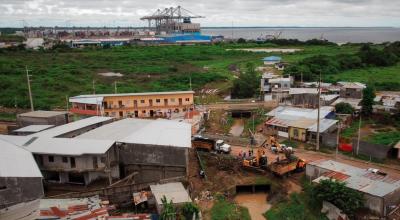 Maquinaria municipal retira palizada de canales de drenaje pluvial en la parroquia rural de Posorja, perteneciente a Guayaquil, donde más de 300 casas resultaron inundadas el 20 de febrero de 2024.