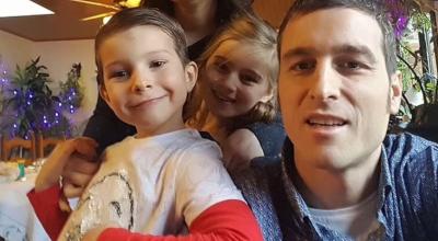 El pequeño Lucas Jemeljanova, en una fotografía junto a su padre y hermana en una navidad.
