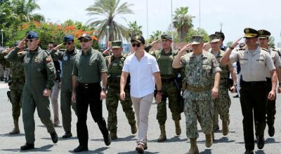 El presidente Daniel Noboa (centro) junto a otras autoridades de seguridad, en la base naval Salinas (Santa Elena), el 23 de febrero de 2024.