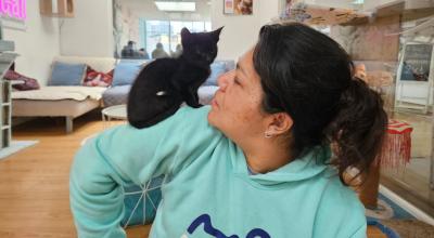 Sofía Jaramillo y 'Lápiz', uno de los últimos gatitos rescatados por Maneki. 