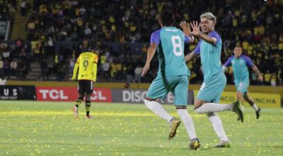 Los jugadores de Deportivo Quito celebran uno de los goles ante Barcelona SC, el sábado 24 de febrero de 2024, en la Noche Amarilla. 