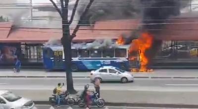 Bus alimentador de la Metrovía se incendió en el sur de Guayaquil.