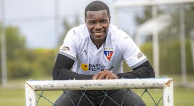 Carlos Tenorio sonríe con la camiseta de Liga de Quito en una entrevista con PRIMICIAS, en marzo de 2022.