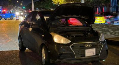 El vehículo en el que circulaban los presuntos delincuentes en el sector de la Atarazana, en Guayaquil, el 26 de febrero de 2024.