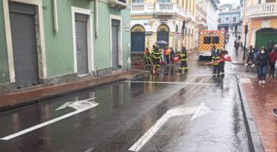 Bomberos atendieron la emergencia ocurrida en una alcantarilla, en el Centro Histórico de Quito, el 26 de febrero de 2024.