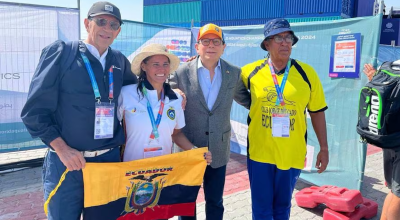 Los ecuatorianos Luis Bajaña y Zedex Fuentes, tras sus competencias en el Mundial de Natación, el 26 de febrero de 2024, en Qatar.