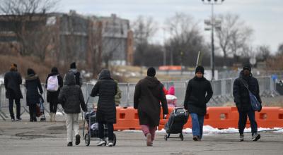 Varios migrantes recién llegados a Nueva York se dirigen hacia un refugio en la ciudad, el 21 de febrero de 2024.