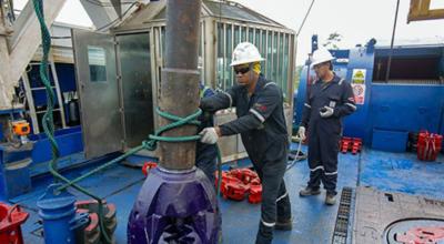 Personal de Petroecuador en la perforación de un pozo petrolero en la provincia de Orellana.
