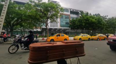 Un negocio de servicios funerarios exhibe féretro en plena calle, frente al Hospital Abel Gilbert Pontón, al suroeste de Guayaquil, el 27 de febrero de 2024.