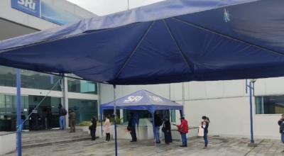 Contribuyentes en una agencia del SRI, en el norte de Quito. Foto del 21 de mayo de 2021.