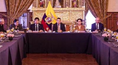 La ministra del Interior, Mónica Palencia (izquierda), el presidente Daniel Noboa (centro) en una reunión en el Palacio de Carondelet.