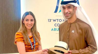 La ministra de Producción, Sonsoles García, junto al ministro de Comercio de Emiratos Árabes, Thani AI Zeyoudi, en la 13° Conferencia Ministerial de la OMC. 