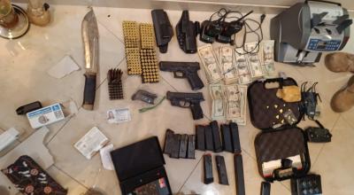 Armas, munciones, radios portátiles y otras evidencias halladas en la vivienda de un ciudadano ruso en la vía a la Costa, Guayaquil, el 27 de febrero de 2024.