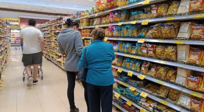 Clientes realizan compras en un supermercado en Quito, el 28 de febrero de 2024. 