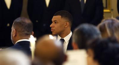 El delantero francés del Paris Saint Germain, Kylian Mbappé, asiste a una cena oficial al margen de la visita de estado del emir de Qatar en París, el 27 de febrero de 2024.