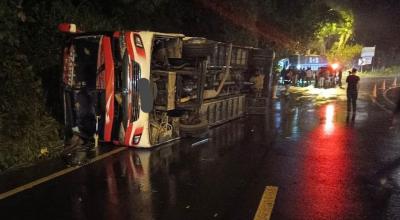 Un bus interprovincial y un camión se accidentaron en la vía Chaco-Lago Agrio, el 29 de febrero de 2024.