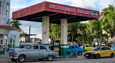 Varios autos esperan en una gasolinera en La Habana, Cuba, en enero de 2023.