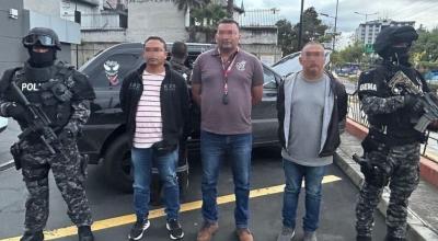 Policías junto a los tres militares detenidos en Quito, el 1 de marzo de 2024.