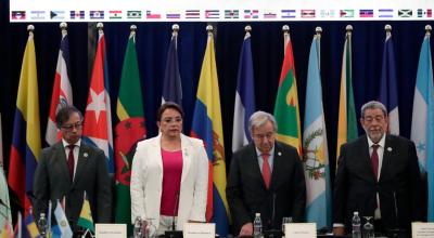 El presidente de Colombia, Gustavo Petro (i); la presidenta de Honduras, Xiomara González; el secretario general de las Naciones Unidas (ONU), Antonio Guterres, y Ralph Gonsalves (d), primer ministro de San Vicente y las Granadinas, participan en el inicio de la VIII cumbre de la Comunidad de Estados Latinoamericanos y Caribeños (Celac) este viernes, en Kingstown (S. Vicente y Granadinas), el 1 de marzo de 2024.