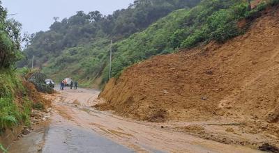 Un deslizamiento en el kilómetro 33 de la vía Chillanes-Bucay, el 19 de febrero de 2024.
