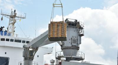 Actividades de carga en el Puerto de Manta.