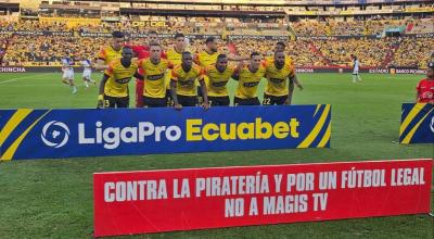 Los jugadores de Barcelona SC posan con la publicidad contra Magis TV, el 3 de marzo de 2024.